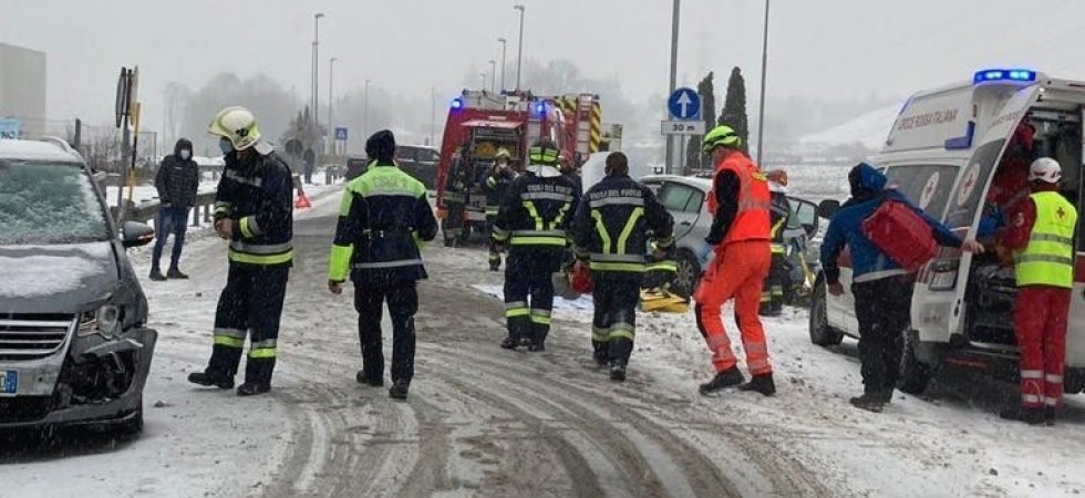 La strada è scivolosa per la neve, due auto si scontrano: un 31enne trasferito in codice rosso all’ospedale